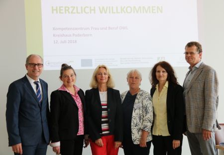 Brennpunkt Pflege im Paderborner Kreishaus  mit frischen Ideen (von links nach rechts): Landrat Manfred Müller, Dr. Angela Siebert vom Kompetenzzentrum Frau und Beruf OWL, Margot Becker, Kreissozialamt Paderborn, Eva Grosche bei IN VIA, Dr. Lydia Riepe, Projektleitung SchuBS, Creos GmbH/InnoZent OWL e.V sowie Andreas Heiber, Geschäftsführer System & Praxis Bielefeld,  © Amt für Presse- und Öffentlichkeitsarbeit, Kreis Paderborn, Ulrike Sander    Brennpunkt Pflege